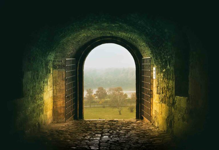Porte ouverte sur paysage boisé de bord de rivière